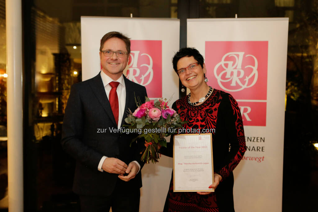 Manfred Hämmerle (GF, IIR GmbH), Monika Herbstrith-Lappe (Impuls & Wirkung – Herbstrith Management Consulting GmbH) : Trainerin of the Year 2015 Monika Herbstrith-Lappe : Leistungsstark und lebensfroh als Motto : Fotocredit: IIR GmbH/Bartl, © Aussendung (22.02.2016) 