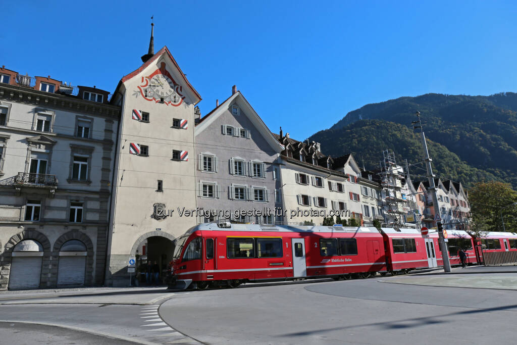 Arosabahn vor Obertor Chur : Chur: Schweizer Bahn- und Alpenstadt : Die älteste Stadt der Schweiz verzaubert mit ihrer malerischen, autofreien Altstadt : Als Drehscheibe der Rhätischen Bahn ist Chur auch idealer Ausgangsort für Berg- und Bahnerlebnisse : Fotocredit: Chur Tourismus/Bollhalder, © Aussender (23.02.2016) 