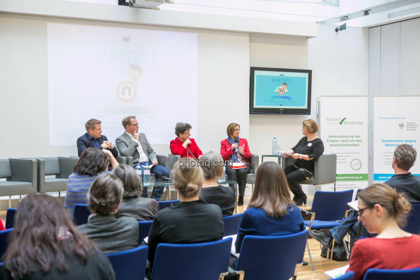 Martin Taborsky (Oesterreichische Nationalbank), Thorsten Rathner (Schuldnerhilfe OÖ), Regina Prehofer (Three Coins), Gabriele Zgubic-Engleder (Arbeiterkammer Wien), Sigrun Reininghaus (Journalistin, Moderatorin)
