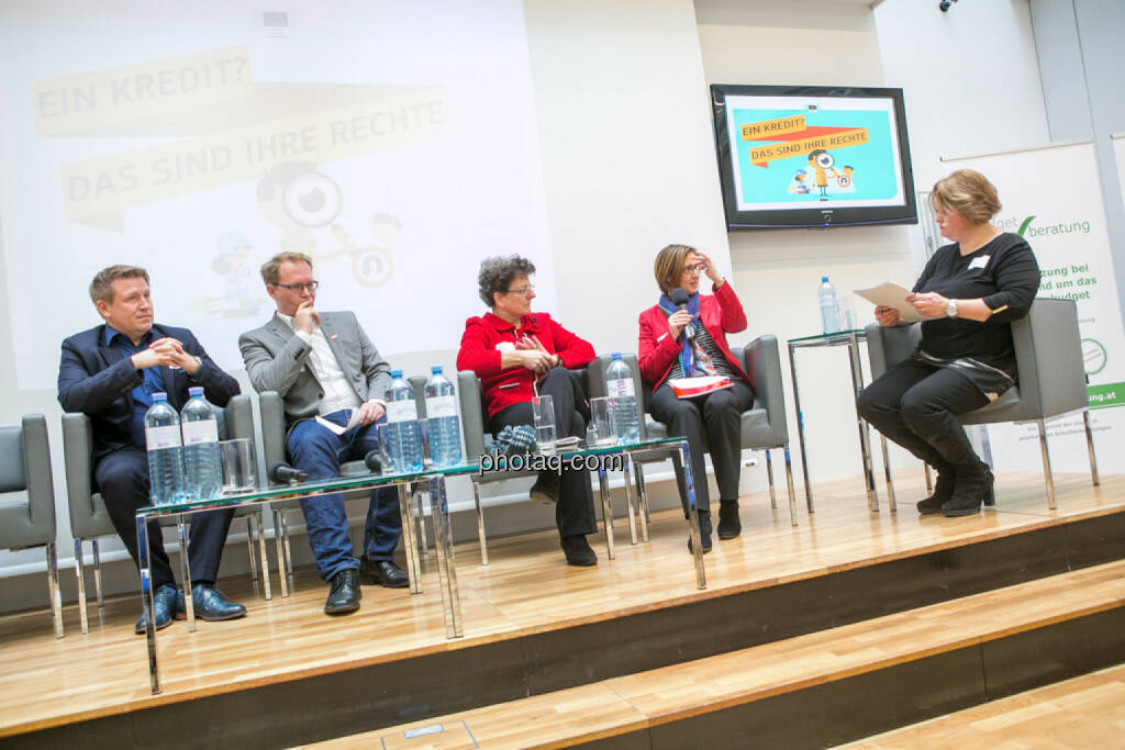 Martin Taborsky (Oesterreichische Nationalbank), Thorsten Rathner (Schuldnerhilfe OÖ), Regina Prehofer (Three Coins), Gabriele Zgubic-Engleder (Arbeiterkammer Wien), Sigrun Reininghaus (Journalistin, Moderatorin), © Martina Draper/photaq (24.02.2016) 