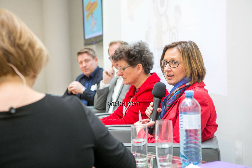 Martin Taborsky (Oesterreichische Nationalbank), Thorsten Rathner (Schuldnerhilfe OÖ), Regina Prehofer (Three Coins), Gabriele Zgubic-Engleder (Arbeiterkammer Wien), Sigrun Reininghaus (Journalistin, Moderatorin), © Martina Draper/photaq (24.02.2016) 