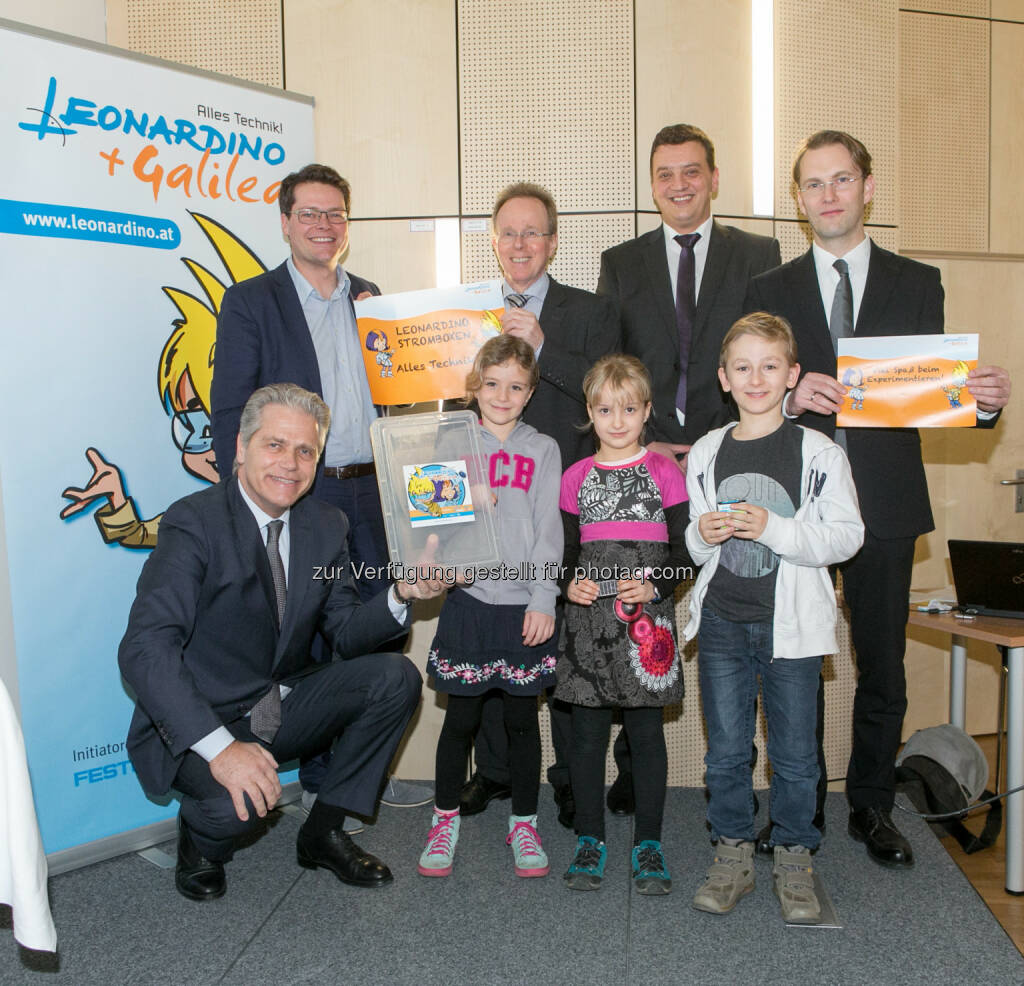 Anton Gerald Ofner (Vizepräs. Wirtschaftskammer Wien) mit Kindern aus der VS Krottenbachstraße, Jürgen Czernohorszky (Amtsf. Präs. Stadtschulrat für Wien), Fritz Schmöllebeck (Rektor FH Technikum Wien), Leopold Schagl (Leitung Technic and Applicationcenter von Festo Österreich), Johannes Höhrhan (GF Industriellenvereinigung Wien) : 
Bildungsprojekt Leonardino: Stromboxen für alle Städtischen Wiener Volksschulen : Fotocredit: Leonardino/Draper, © Aussendung (25.02.2016) 