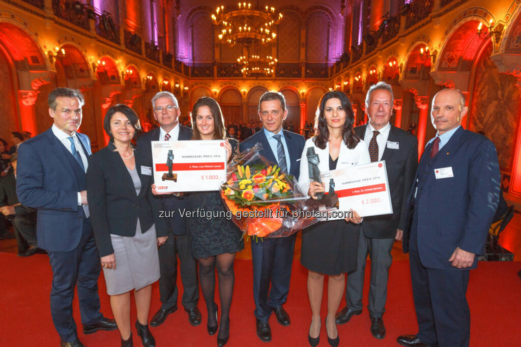 Tarek Leitner (Moderator), Brigitte Kreuzer (Fachgruppenobmann Stv.), Michael Theil (Jury), Lisa Viktoria Lanner (Hammurabi Preisträgerin 2. Platz), Helmut Mojescick (Fachgruppenobmann der Wiener Versicherungsmakler); Arlinda Berisha (Hammurabi Preisträgerin 1. Platz), Hans Peer (Jury), Wilhelm Hemerka (Fachgruppenobmann Stv.) : Hammurabi Preisverleihung im Rahmen des 14. Informationstages der Wiener Versicherungsmakler : Fotocredit: Alex Felten, © Aussendung (25.02.2016) 