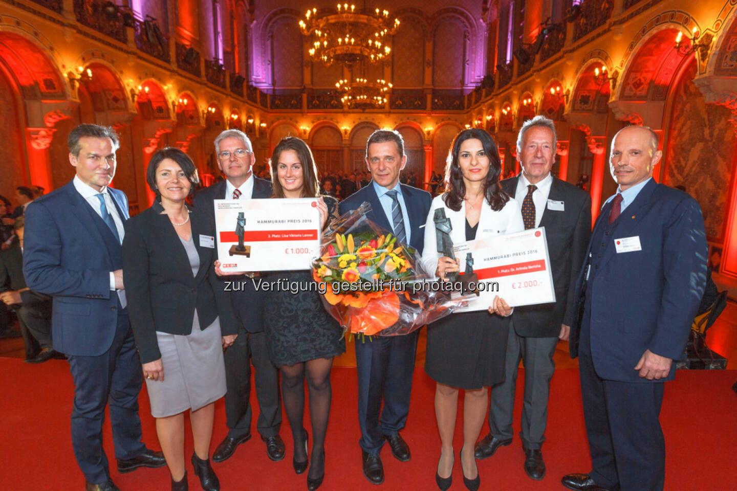 Tarek Leitner (Moderator), Brigitte Kreuzer (Fachgruppenobmann Stv.), Michael Theil (Jury), Lisa Viktoria Lanner (Hammurabi Preisträgerin 2. Platz), Helmut Mojescick (Fachgruppenobmann der Wiener Versicherungsmakler); Arlinda Berisha (Hammurabi Preisträgerin 1. Platz), Hans Peer (Jury), Wilhelm Hemerka (Fachgruppenobmann Stv.) : Hammurabi Preisverleihung im Rahmen des 14. Informationstages der Wiener Versicherungsmakler : Fotocredit: Alex Felten