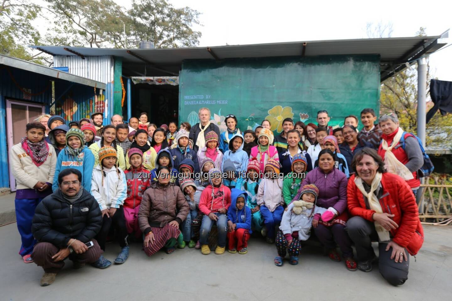 Christian Hlade und Unterstützer von Weltweitwandern wirkt zu Gast bei den Kindern von Sudrijal : Grundsteinlegung im Kathmandu-Tal : Weltweitwandern Wirkt finanziert den Wiederaufbau eines 2015 vom Erdbeben zerstörten Kinderheims und unterstützt zwei Schulprojekte in Nepal : Fotocredit: Weltweitwandern wirkt/Karki