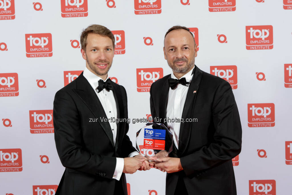 Ralf-Wolfgang Lothert (CA&C Director, rechts) : JTI Austria 2016 zum dritten Mal in Folge als Top Arbeitgeber zertifiziert : Fotocredit: JTI/Burba, © Aussendung (26.02.2016) 