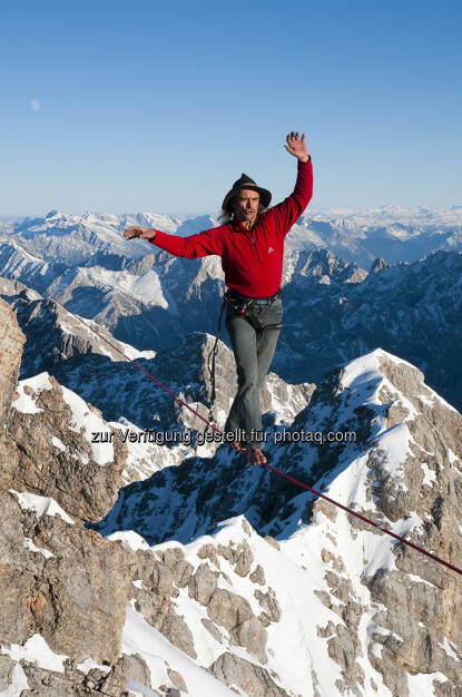 Heinz Zak (Bergsteiger, Kletterer, Slackliner) : Edelweiss Bergfilmfestival: In schwindelerregender Höhe über die Slackline : Edelweiss, das beliebteste Weizenbier Österreichs, steht als Marke für das Lebensgefühl der Alpen : Fotocredit: Heinz Zak, © Aussendung (26.02.2016) 