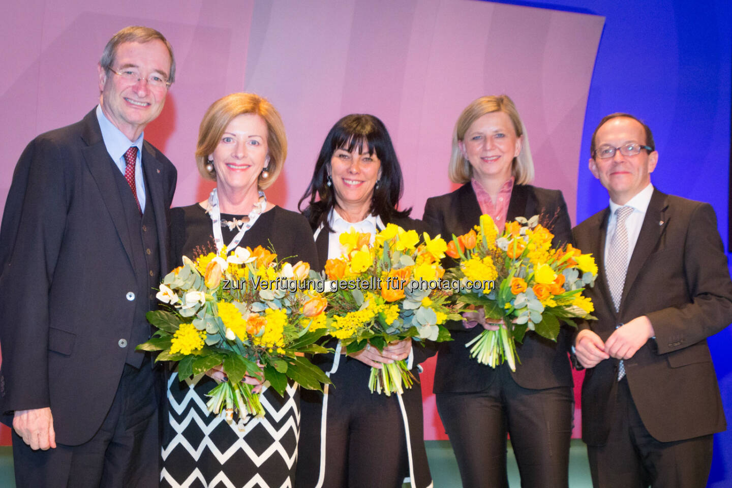 Christoph Leitl, Waltraud Rigler, Martha Schultz, Petra Gregorits, Peter Haubner : Wirtschaftsbund-Präsident Christoph Leitl und Wirtschaftsbund-Generalsekretär Peter Haubner gratulieren Martha Schultz zur Wahl als Bundesvorsitzende von Frau in der Wirtschaft : Fotocredit: Foto Weinwurm