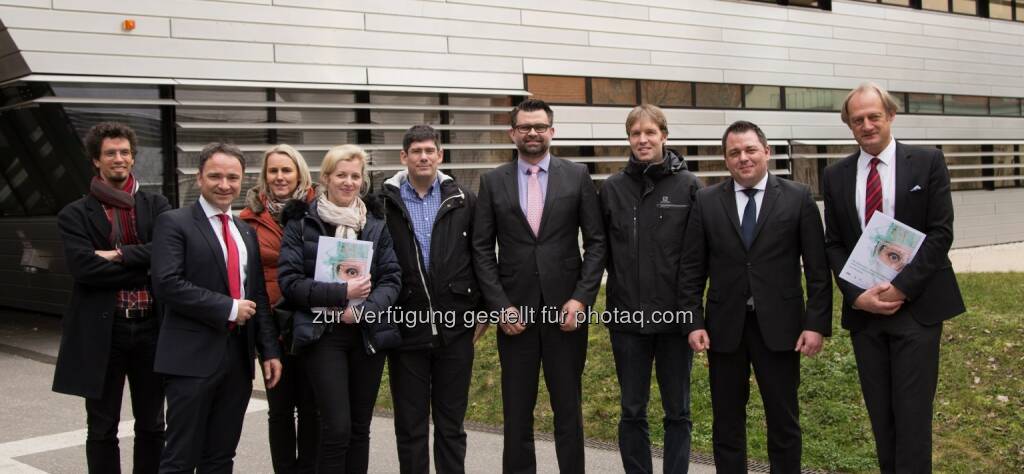 Michael Haslgrübler (IPC JKU), Andreas Shamiyeh (KuK), Monika Fattinger (IPC JKU), Bettina Klugsberger (KuK), Daniel Roggen (Univ. Sussex), Andreas Beier (STORZ), Kristof van Laerhoven (Univ. Freiburg), Christoph Hiltl (STORZ), Alois Ferscha (IPC JKU) : Die minimal-invasive Chirurgie (Minimal Invasive Surgery, MIS) ist eine der bedeutendsten Veränderungen der jüngeren Geschichte der Medizintechnik und der Chirurgie insgesamt : Das JKU-Institut für Pervasive Computing unter Leitung von Alois Ferscha nimmt dabei - gemeinsam mit renommierten Kooperationspartnern - eine Vorreiterrolle ein : Fotocredit: Alois Ferscha, © Aussender (26.02.2016) 