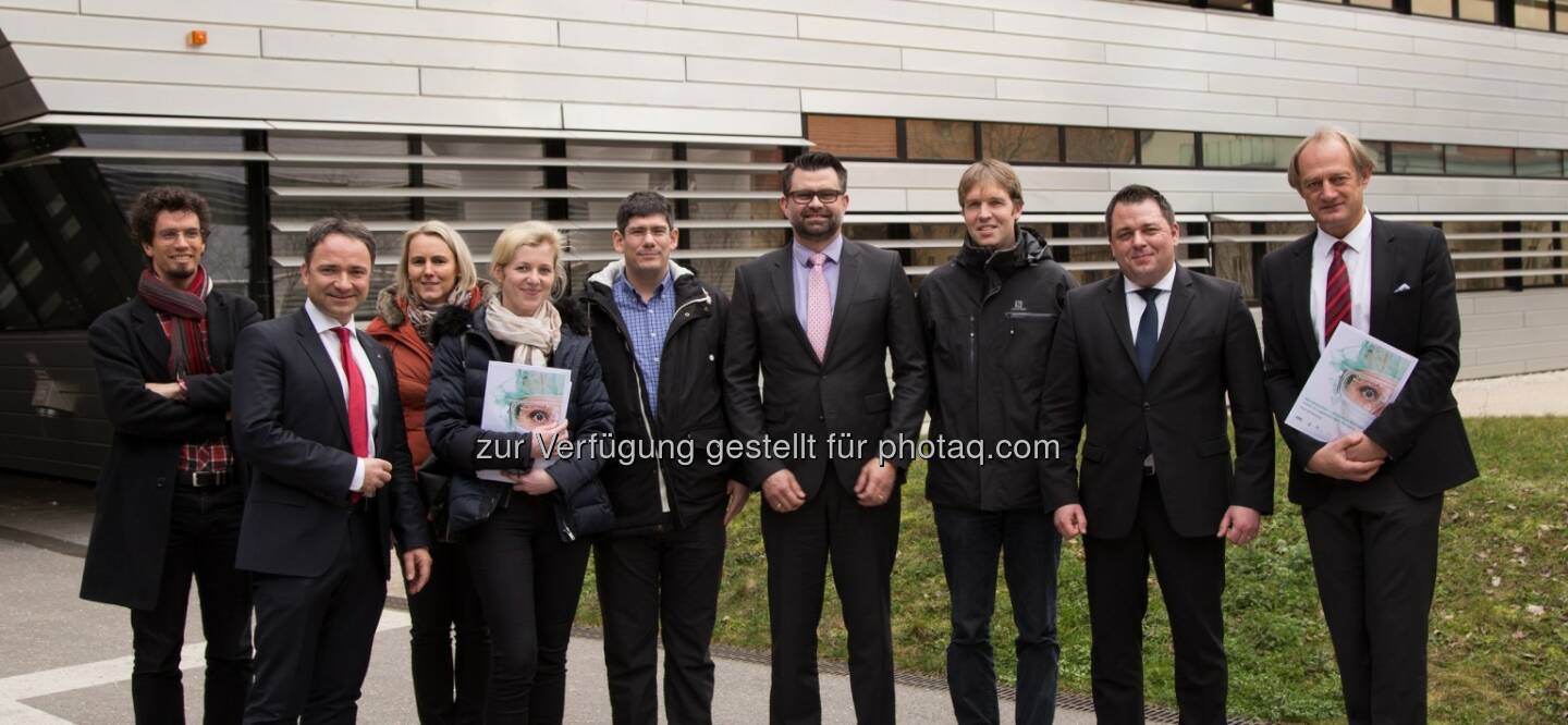 Michael Haslgrübler (IPC JKU), Andreas Shamiyeh (KuK), Monika Fattinger (IPC JKU), Bettina Klugsberger (KuK), Daniel Roggen (Univ. Sussex), Andreas Beier (STORZ), Kristof van Laerhoven (Univ. Freiburg), Christoph Hiltl (STORZ), Alois Ferscha (IPC JKU) : Die minimal-invasive Chirurgie (Minimal Invasive Surgery, MIS) ist eine der bedeutendsten Veränderungen der jüngeren Geschichte der Medizintechnik und der Chirurgie insgesamt : Das JKU-Institut für Pervasive Computing unter Leitung von Alois Ferscha nimmt dabei - gemeinsam mit renommierten Kooperationspartnern - eine Vorreiterrolle ein : Fotocredit: Alois Ferscha