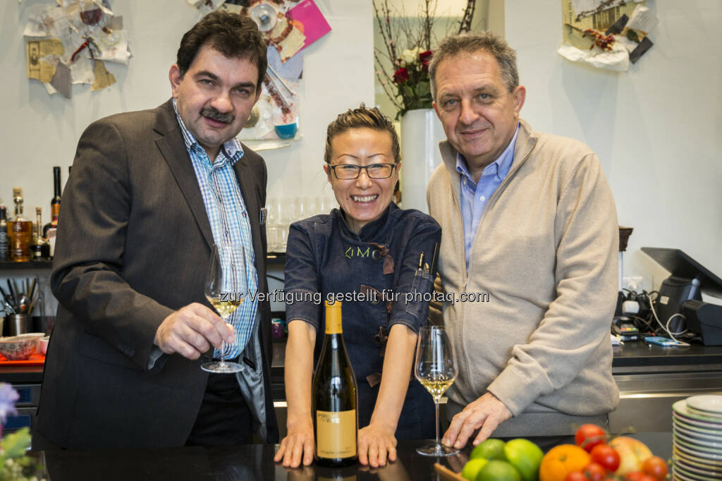 Josef Piriwe (Winzer), Kim Sohyi (Starköchin ), Willi Balanjuk (Weinakademiker, Weinchef a la Carte) : Pinot Noir – PI 2012 von Piriwe - Mission beendet : Bei der Präsentation für Journalisten und Händler hat Piriwe seine Weine mit der eleganten Küche von Sohyi Kim kombiniert : Fotocredit: Josef Piriwe/Kirchgasser, © Aussender (01.03.2016) 