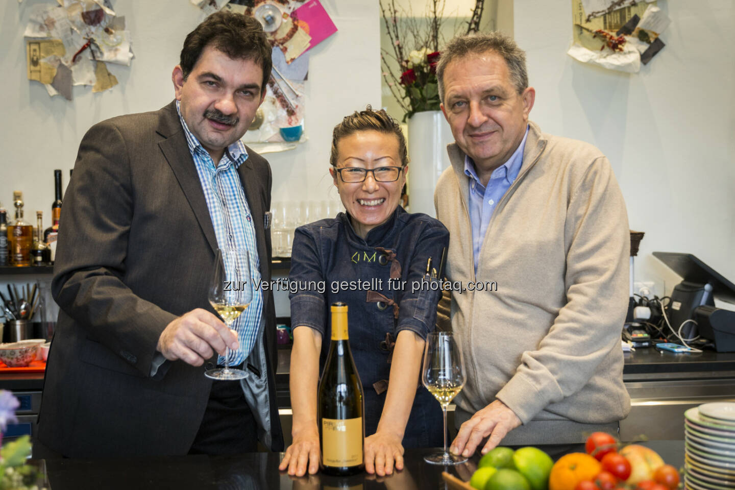 Josef Piriwe (Winzer), Kim Sohyi (Starköchin ), Willi Balanjuk (Weinakademiker, Weinchef a la Carte) : Pinot Noir – PI 2012 von Piriwe - Mission beendet : Bei der Präsentation für Journalisten und Händler hat Piriwe seine Weine mit der eleganten Küche von Sohyi Kim kombiniert : Fotocredit: Josef Piriwe/Kirchgasser