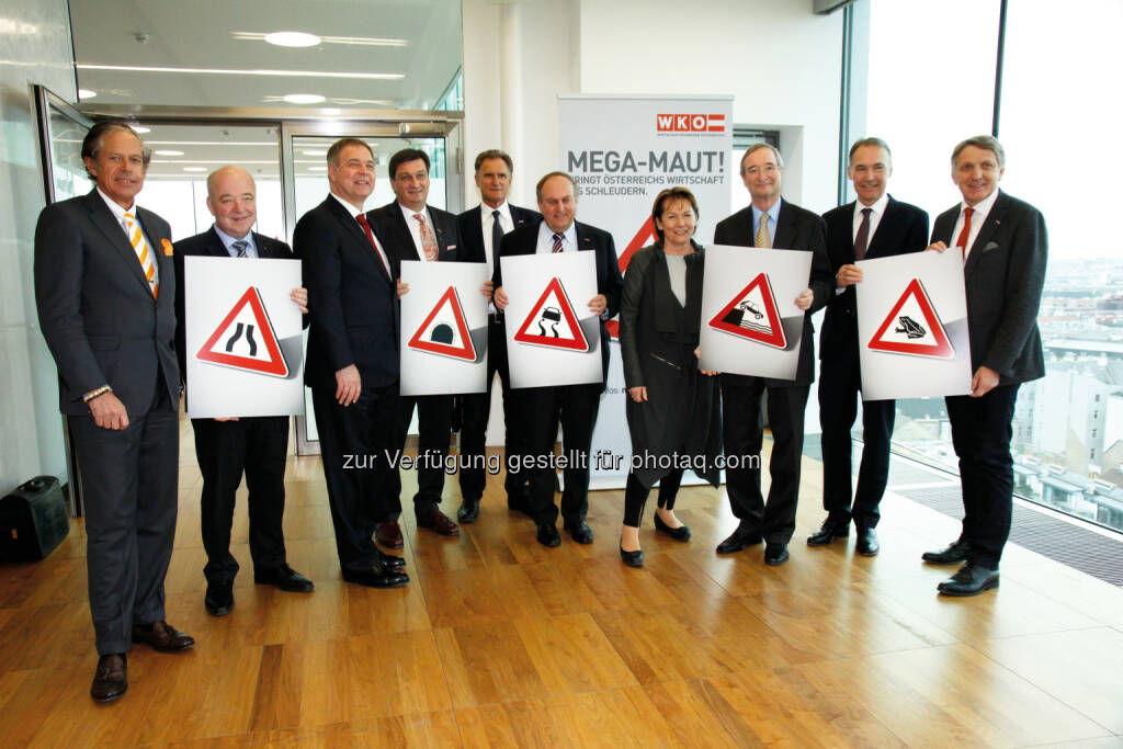 Jürgen Bodenseer (WK Tirol), Konrad Steindl (WK Salzburg), Walter Ruck (WK Wien), Jürgen Mandl (WK Kärnten), Manfred Rein (WK Vorarlberg), Rudolf Trauner (WK OÖ), Sonja Zwazl (WK NÖ), Christoph Leitl (WKÖ), Peter Nemeth (WK Burgenland), Josef Herk (WK Steiermark) : „Mega-Maut – nein danke!“ : Die Spitzen der Wirtschaft bündeln Kräfte gegen die Mega-Maut : Fotocredit: WKÖ/Presse, © Aussendung (02.03.2016) 