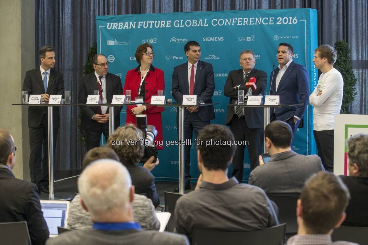 Siegfried Nagl (Bürgermeister Stadt Graz), Ingolf Schädler (Head of Department of Innovation, Bundesministerium für Transport, Innovation und Technologie), Theresia Vogel (Geschäftsführerin Klima- und Energiefonds), Peter Umundum (Vorstandsdirektor Divison Paket & Logistik der Österreichischen Post AG), Wolfgang Malik (Vorstandsvorsitzender Holding Graz), Jonathan MacDonald (Autor und Experte für Veränderungsprozesse), Thomas Pucher (Architekt) : Urban Future Global Conference in der Stadthalle in Graz : Die Zukunft der Erde entscheidet sich in den Städten : Fotocredit: Urban Future Global Conference/APA-Fotoservice/Scheriau