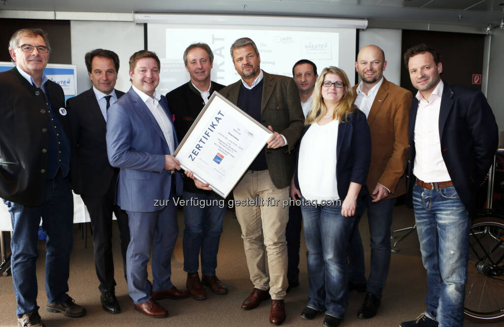 Ferdinand Penker (Verein Drauradweg Wirte), Franz Theuerl (TVB Obmann Osttirol), Günther Albel (Villach Bgm.), Ferdinand Hueter (LAbg.), Gerhard Köfer (LR), Volker Bidmon (Straßenbau Land Kärnten), Mandy Schwalbe-Rosenow (ADFC), Christian Kresse (Kärnten Werbung GF), Paco Wrolich (Radkoordinator) : 5 Sterne für den Drauradweg - in der höchsten Klasse der europäischen Radwege) : Fotocredit: Kärnten Werbung/Höher, © Aussender (02.03.2016) 