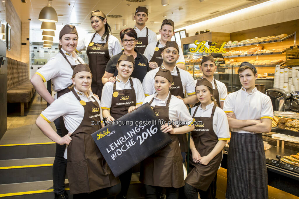 Team der Ströck-Lehrlingswoche 2016, Frau Roswitha (Lehrlingsverantwortliche) : Lehrlingswoche bei Ströck: Übung macht den Meister : Lehrlinge dürfen Anfang März die Filiale Stephansdom leiten : Fotocredit: Ströck/Lorenz, © Aussendung (03.03.2016) 