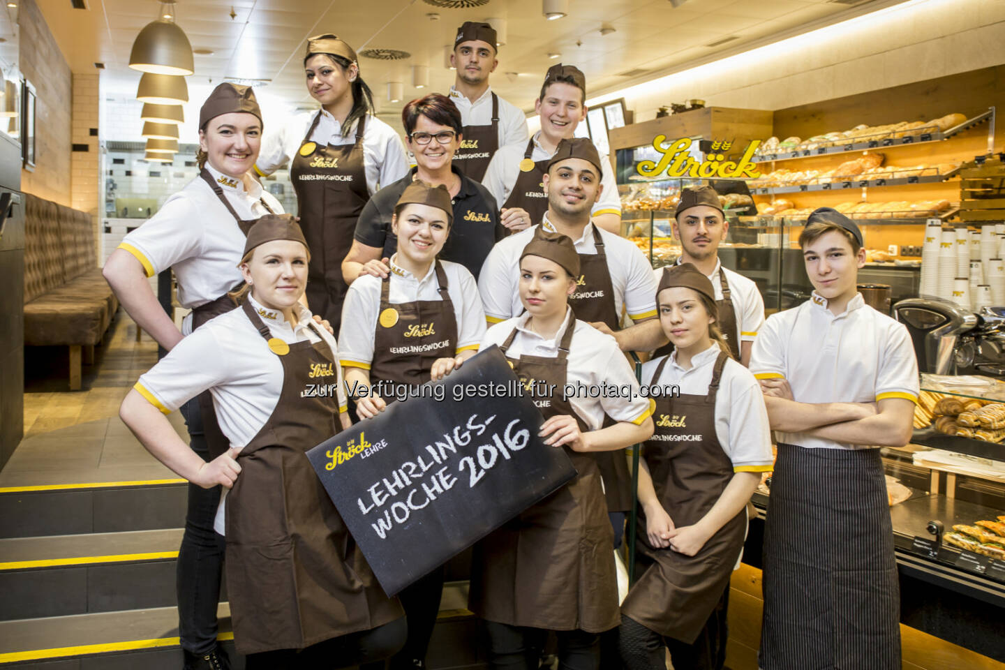 Team der Ströck-Lehrlingswoche 2016, Frau Roswitha (Lehrlingsverantwortliche) : Lehrlingswoche bei Ströck: Übung macht den Meister : Lehrlinge dürfen Anfang März die Filiale Stephansdom leiten : Fotocredit: Ströck/Lorenz