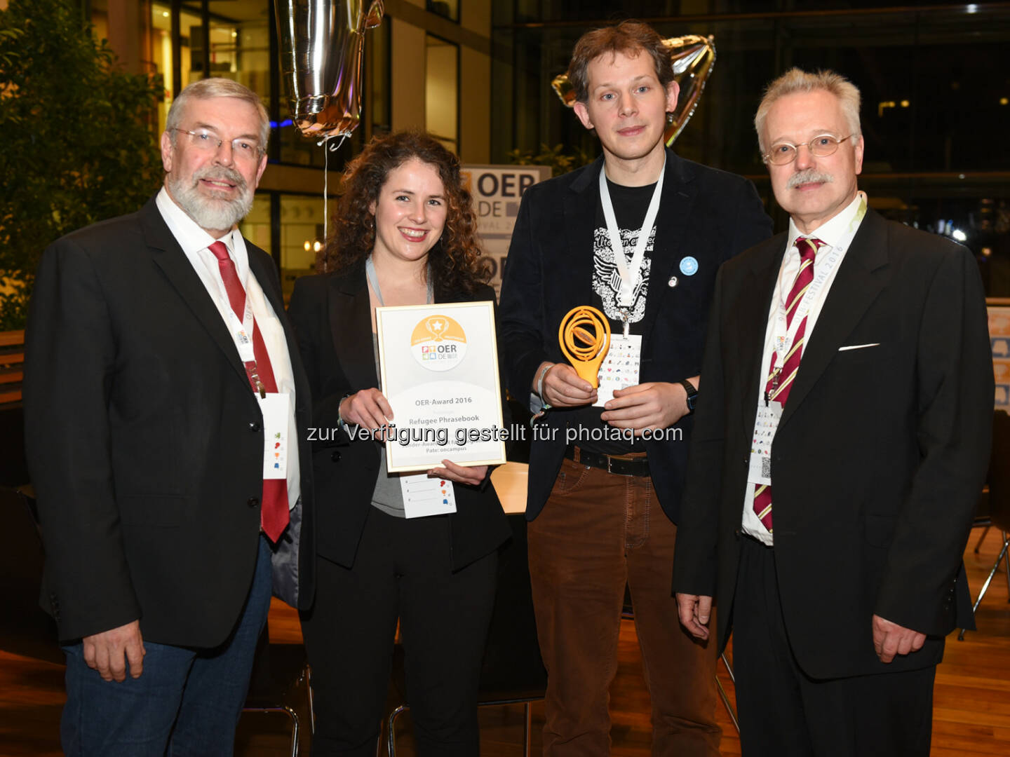 Rolf Fischer (Staatssekretär, Land Schleswig-Holstein), Caoimhe Gallagher (Refugee Phrasebook), Markus Neuschäfer (Refugee Phrasebook), Rolf Granow (oncampus) : Erstes Festival zu Open Educational Resources in Deutschland : In diesem Rahmen erfolgte die Auszeichnung für die besten frei zugänglichen Lernmaterialien im deutschsprachigen Raum : Fotocredit: Fachhochschule Lübeck