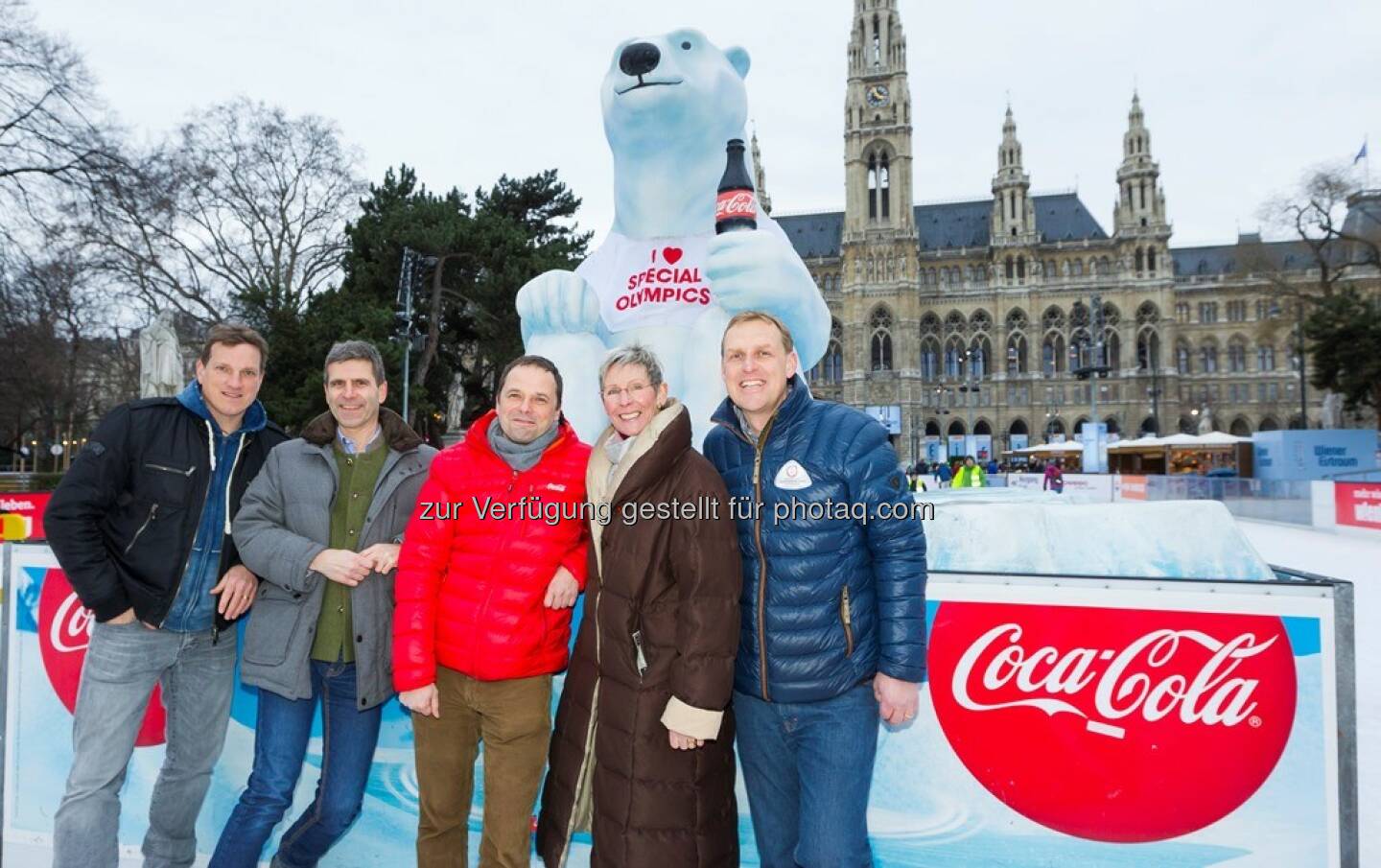 Andreas Herzog, Michael Hadschieff, Philipp Bodzenta (Coca Cola), Trixi Schuba, Markus Pichler (GF Special Olympics World Winter Games 2017) : Coca-Cola und die Stadt Wien präsentieren: Special Olympics am Wiener Eistraum: Fotocredit: Coca-Cola/ Martin Steiger