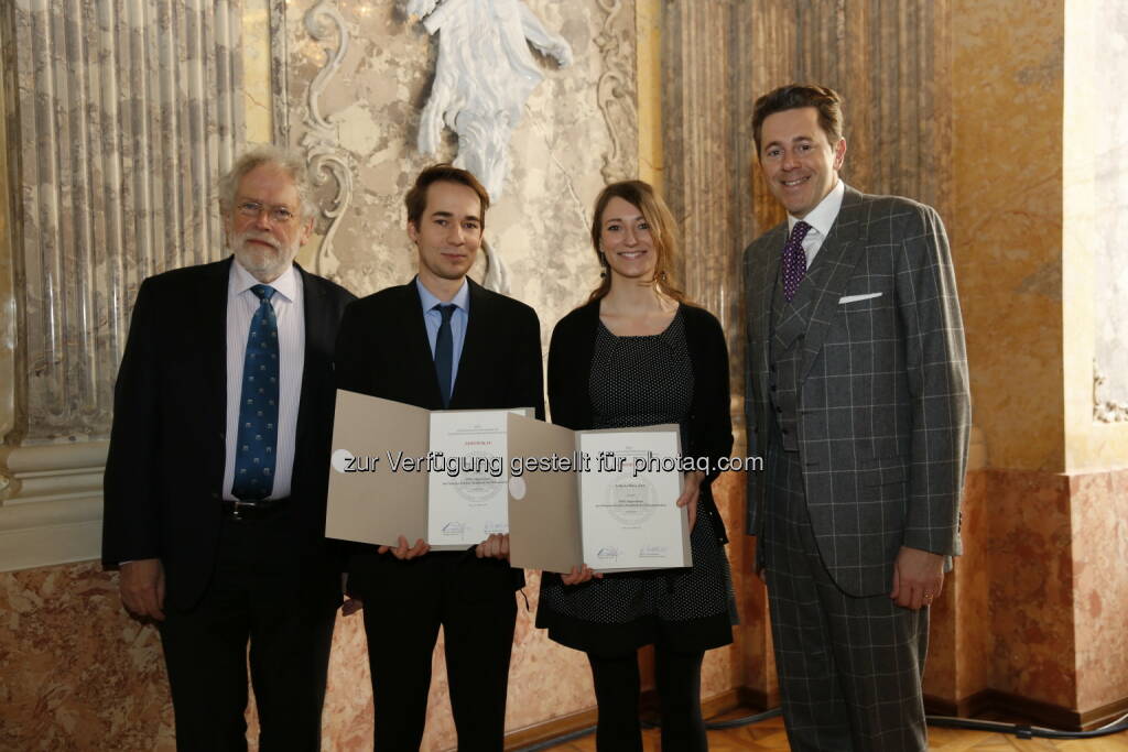 Anton Zeilinger (Präs. Österr. Akademie der Wissenschaften), Erwin Tomasich (Stipendiat), Isabelle Anna Zink (Stipendiatin), Harald Mahrer (Staatssekretär bmwfw) : ÖAW vergibt 82 Stipendien an Nachwuchsforscher : Fotocredit: ÖAW/Oehner, © Aussendung (04.03.2016) 