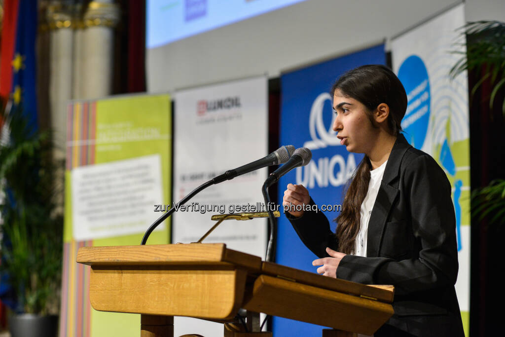 Elif Sahan (Preisträgerin) : Preisverleihung im Wiener Rathaus zum mehrsprachigen Redewettbewerb „sag’s multi!“ 2015/16 : 16 mehrsprachige Schüler wurden ausgezeichnet : Fotocredit: Alexander Gotter/VWFI, © Aussendung (08.03.2016) 