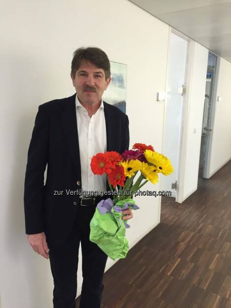 S Immo Vorstand Ernst Vejdovszky verteilt Blumen zum #Weltfrauentag http://twitter.com/simmoag/status/707130434602274816/photo/1  Source: http://facebook.com/simmoag, © Aussender (08.03.2016) 