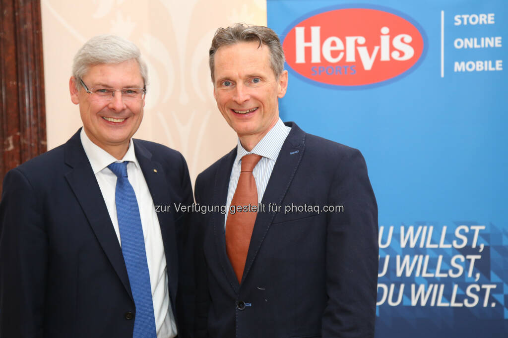 Hans K. Reisch (Vorstand Spar), Alfred Eichblatt (GF Hervis) : Sportartikelhändler Hervis meldet erfolgreiches Jahr 2015 : Fotocredit: Hervis/APA-Fotoservice/Schedl, © Aussender (08.03.2016) 