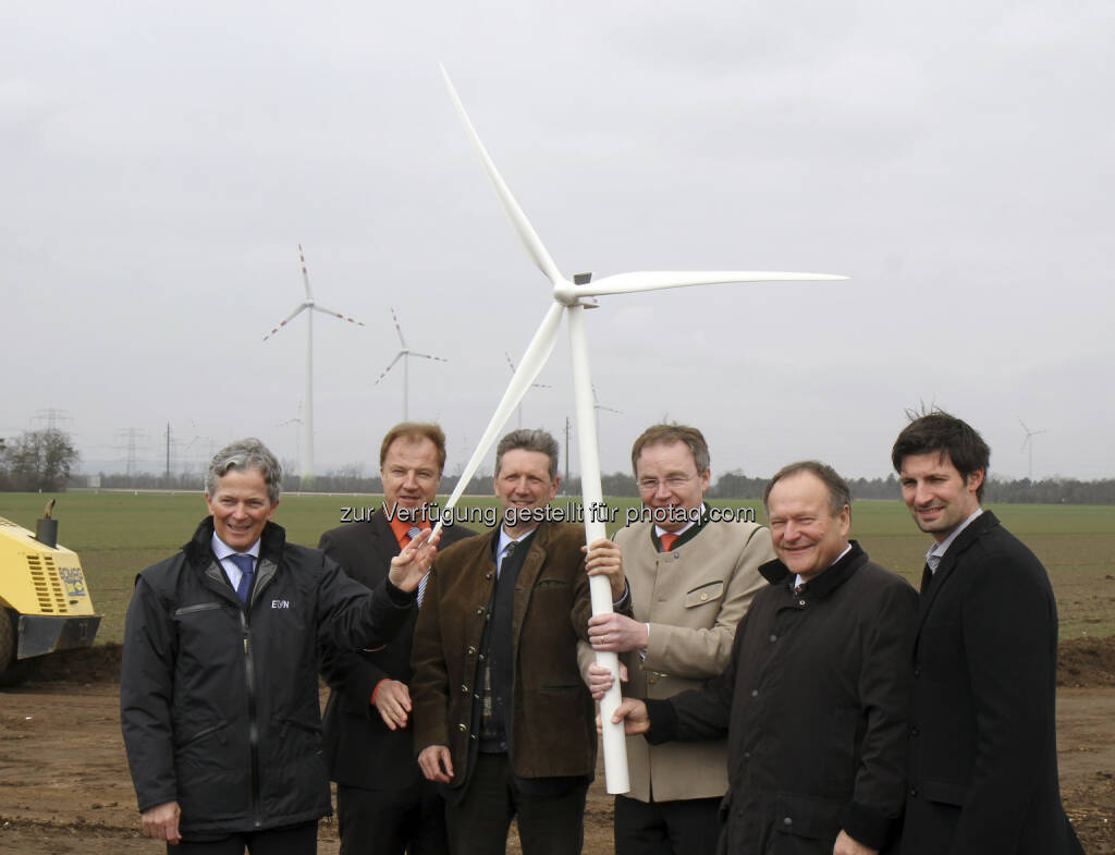 v.l.n.r.: EVN Vorstandssprecher Peter Layr, W.E.B CEO Andreas Dangl, Deutsch-Wagram Bürgermeister Friedrich Quirgst, Energie-Landesrat Stephan Pernkopf, Präsident der Landwirtschaftskammer NÖ Hermann Schultes und LAbg. René Lobner bei der Spatenstichfeier für den Windpark Deutsch-Wagram

, © EVN / von Zakenstein (06.04.2013) 