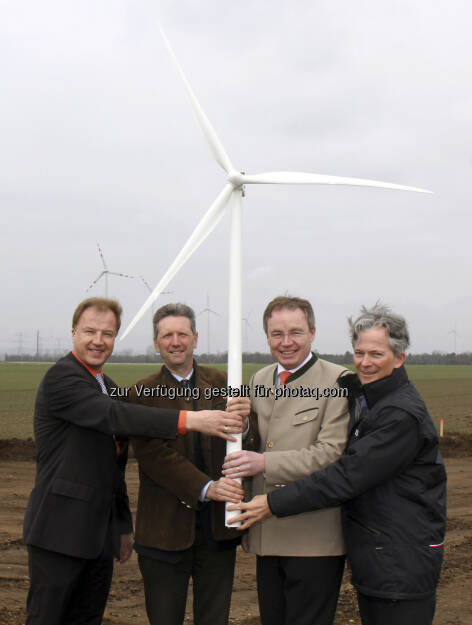 v.l.n.r.: W.E.B CEO Andreas Dangl, Deutsch-Wagram Bürgermeister Friedrich Quirgst, Energie-Landesrat Stephan Pernkopf und EVN Vorstandssprecher Peter Layr stemmen gemeinsam das neue Wind-Projekt in Deutsch-Wagram, © EVN / von Zakenstein (06.04.2013) 