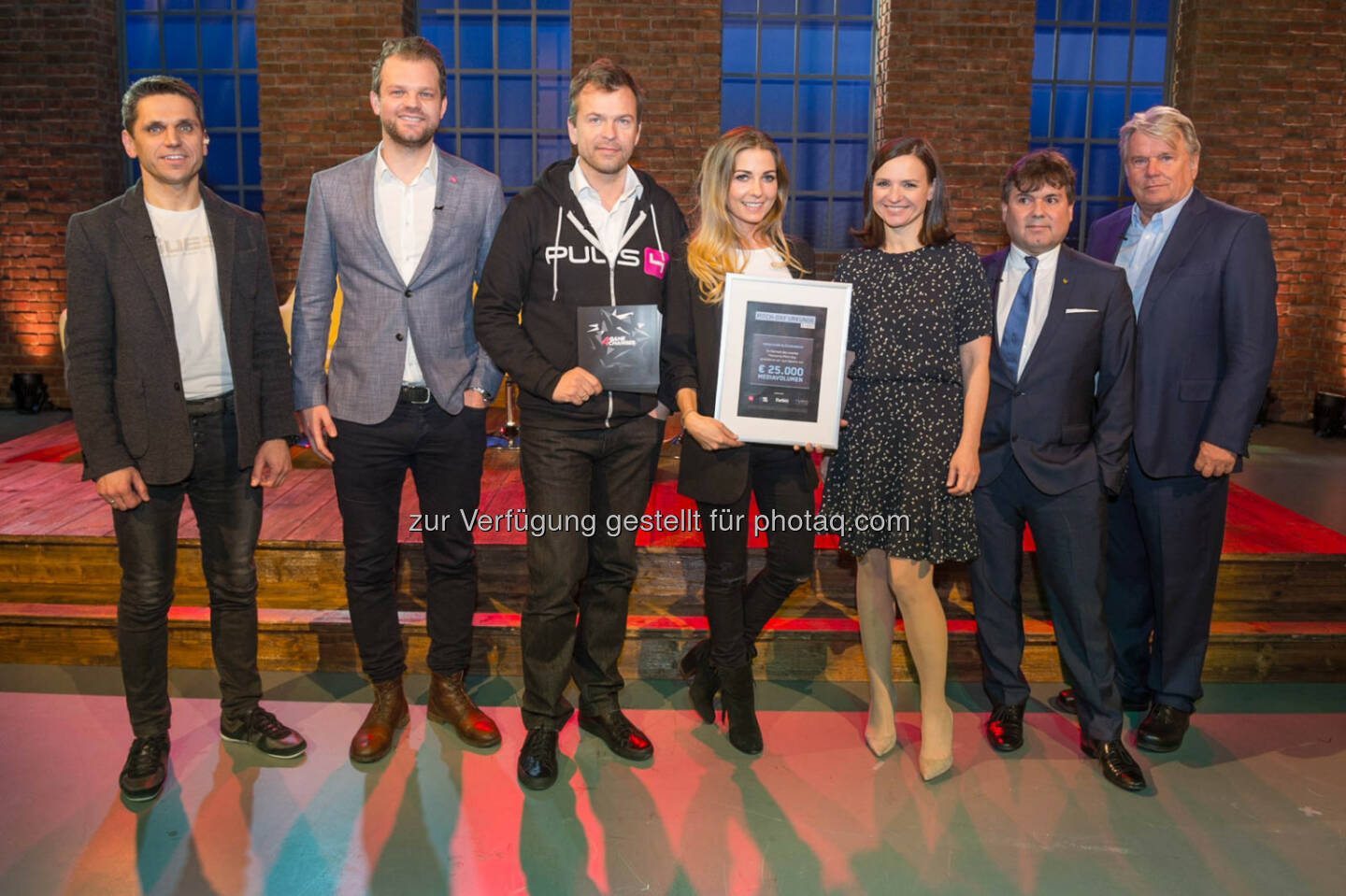 Michael Altrichter, Daniel Zech, Markus Breitenecker, Margot Helm von AndMetics, Marie Helene Ametsreiter, Heinrich Prokom und Hans Peter Haselsteiner: Jury und Gewinnerin des 2. SevenVentures Pitch Day (c) PULS 4 / Buchwald