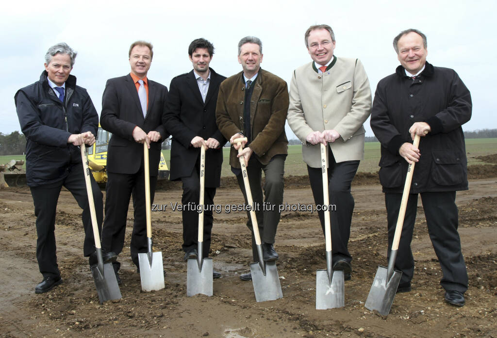 EVN Vorstandssprecher Peter Layr, W.E.B CEO Andreas Dangl, LAbg. René Lobner, Deutsch-Wagram Bürgermeister Friedrich Quirgst, Energie-Landesrat Stephan Pernkopf und Präsident der Landwirtschaftskammer NÖ Hermann Schultes feiern gemeinsam den Spatenstich für den Windpark Deutsch-Wagram, © EVN / von Zakenstein (06.04.2013) 