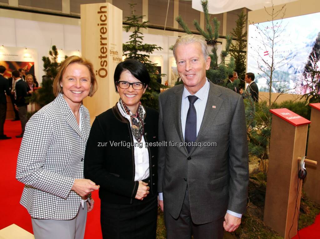 Petra Stolba (ÖW), Petra Nocker-Schwarzenbacher (WKÖ), Reinhold Mitterlehner (Wirtschaftsminister) :  ITB-Auftritt im Zeichen von #austriantime : Österreich punktet im Match um Gäste aus der ganzen Welt : Tourismus mit überdurchschnittlichen Wachstumsraten : ÖW erhält Sondermittel für verstärkte Internationalisierung : Fotocredit: Österreich Werbung/Paulenz, © Aussender (09.03.2016) 