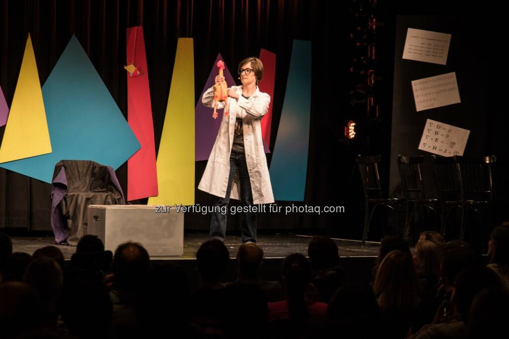 Martyna Grdylik (Institut für Halbleiter- und Festkörperphysik) : Wieder JKU-Sieg beim 2. Science Slam Linz : Den Sieg errang Martyna Grydlik mit Laserschwert, einem Gummihuhn und Elektronen : Fotocredit: Philipp Greindl , © Aussendung (10.03.2016) 