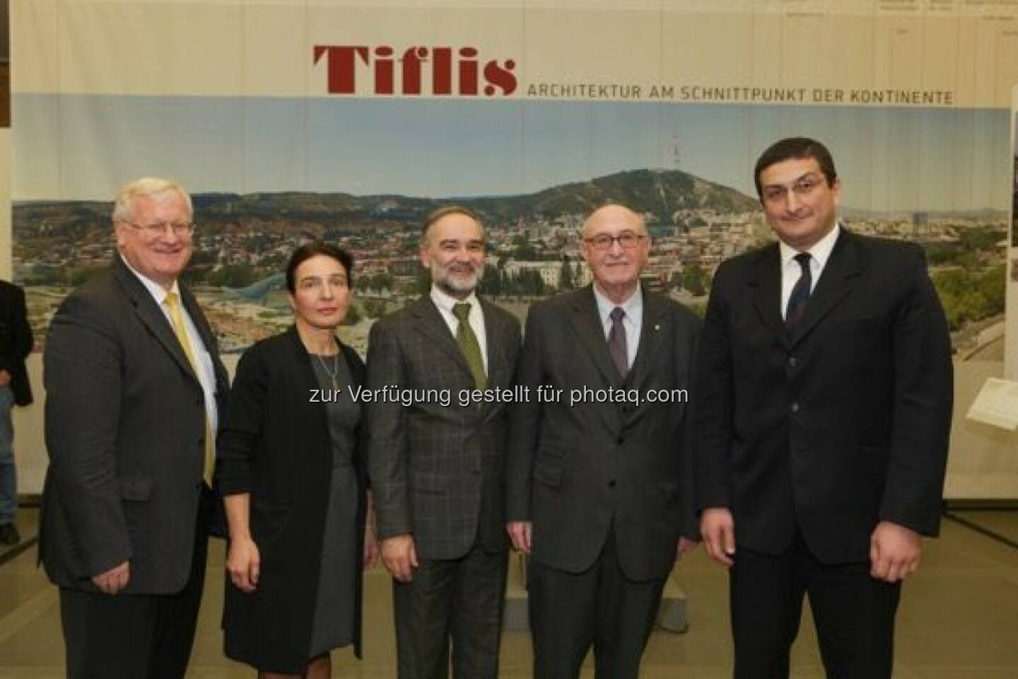 Martin Simhandl (CFO Vienna Insurance Group), Irina Kurtishvili (Kuratorin und Künstlerin), Adolph Stiller (Ausstellungskurator), Günter Geyer (Vorstandsvorsitzender des Wiener Städtischen Versicherungsvereins), S.E. Gigi Gigiadze (stellvertretender Außenminister von Georgien) : Architektur im Ringturm: Tiflis – Architektur am Schnittpunkt der Kontinente : Fotocredit: Vienna Insurance Group/APA-Fotoservice/Tanzer