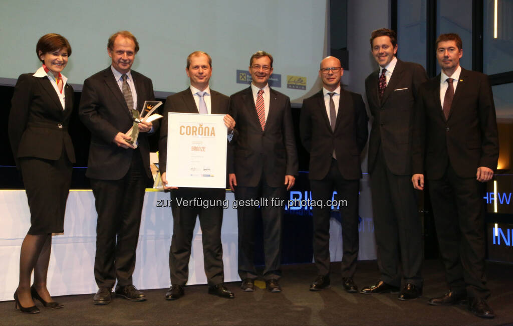 Michaela Keplinger-Mitterlehner (Generaldirektorin Stv. Raiffeisenlandesbank OÖ), Markus Liebl (Generaldirektor Brau Union Österreich), Viktor Gillhofer (GF Lebensmittelhandel Brau Union Österreich), Axel Greiner (Präsident IV-OÖ), Andi Schwantner (Kronen Zeitung OÖ), Harald Mahrer (Staatsekretär BMWFW), Christian Stögmüller (GF Life Radio) : CSR-Corona 2016: Brau Union Österreich holt Bronze : Fotocredit: Chris Koller / Kronen Zeitung, © Aussendung (10.03.2016) 