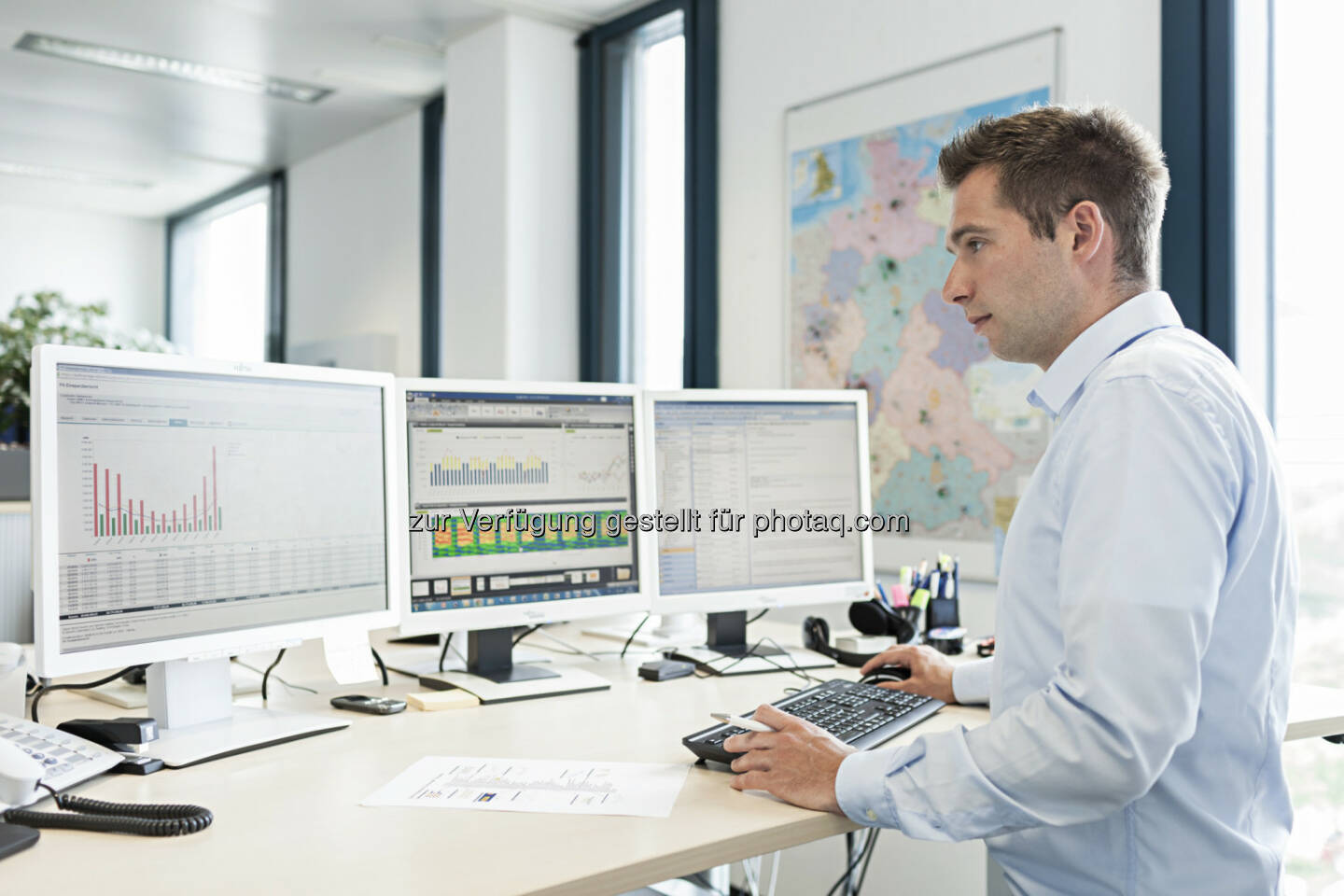 Navigator powered by Sinalytics : Die mit Hilfe des Navigator powered by Sinalytics erhobenen Gebäudedaten werden von Energieingenieuren verdichtet und zu aussagekräftigen Berichten über Energieverbrauch, Kosten und Emissionen verarbeitet : (c) Siemens AG