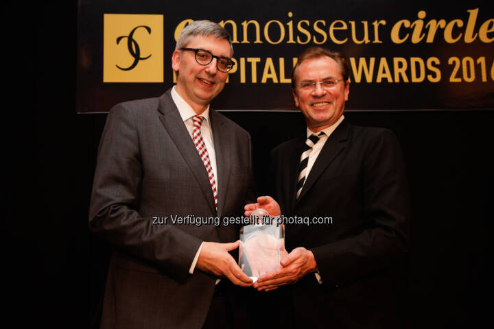 Andreas Berger (GF Austria Trend Hotels), Andreas Dressler (Hrsg. Connoisseur Circle) : Connoisseur Circle Hospitality Awards 2016 : Austria Glas Recycling übergibt Special-Trophäe an Österreichs größte Hotelgruppe : Fotocredit: Christian Kielmann