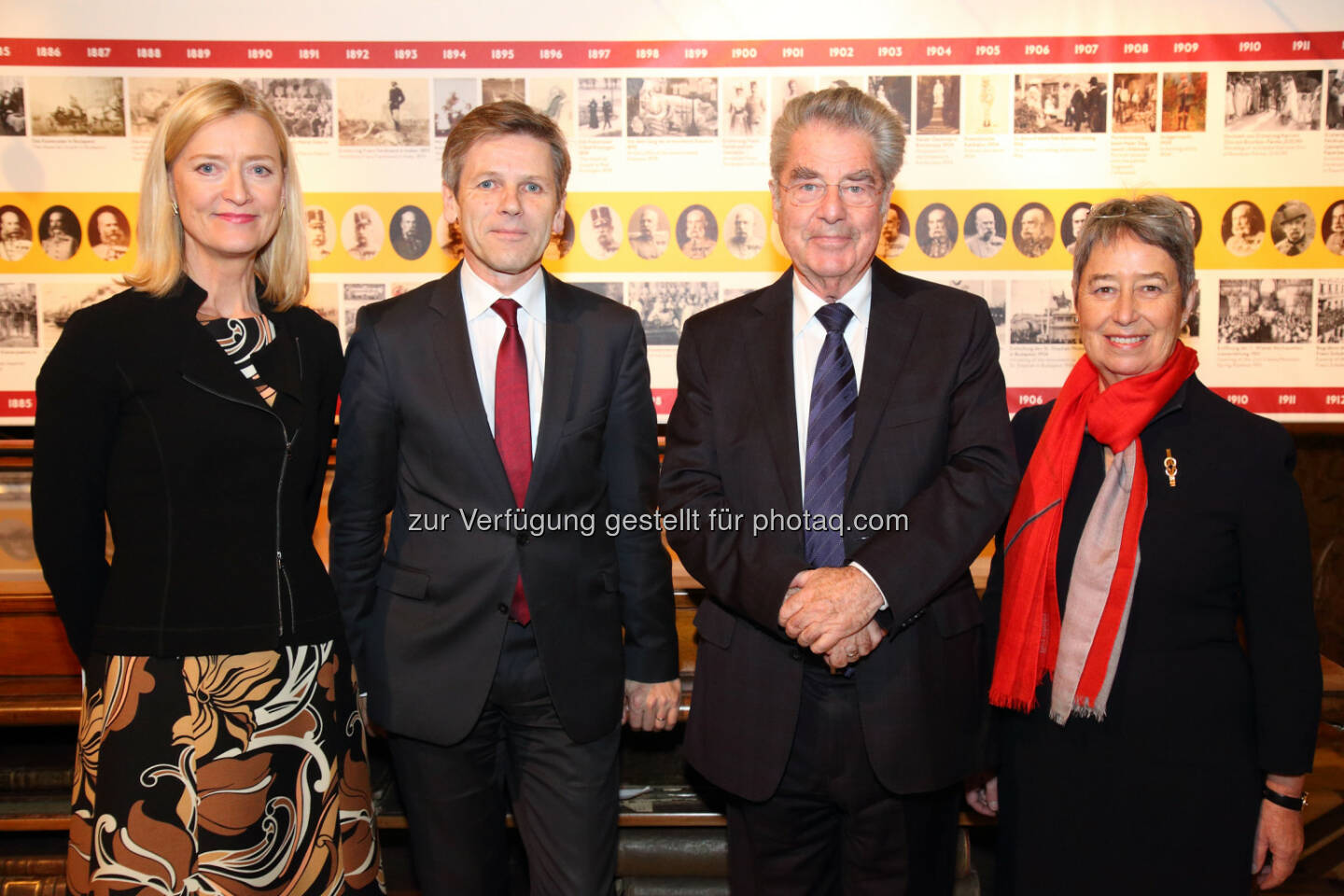 Johanna Rachinger (Generaldirektorin der Österreichischen Nationalbibliothek), Josef Ostermayer (Bundesminister für Kunst und Kultur, Verfassung und Medien), Heinz Fischer (Bundespräsident), Margit Fischer : Eröffnung der Ausstellung Der ewige Kaiser. Franz Joseph I. 1830–1916 im Prunksaal der Österreichischen Nationalbibliothek : Fotocredit: Österreichische Nationalbibliothek/APA-Fotoservice/Schedl