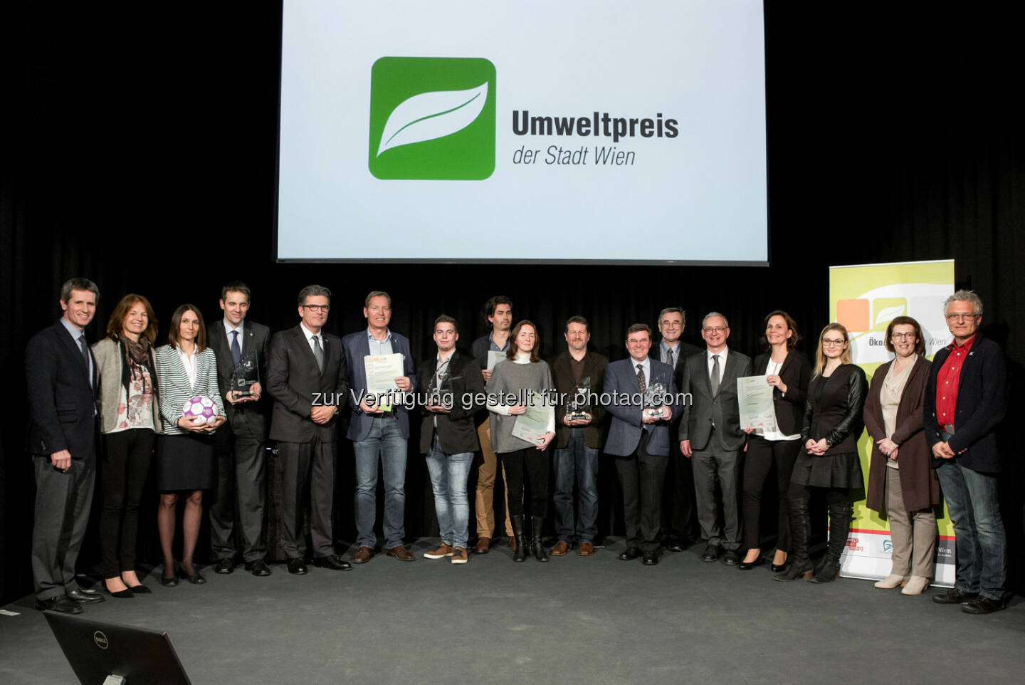 GewinnerInnen des Umweltpreises 2016 : Umweltstadträtin Ulli Sima gratuliert Austria Wien, Burghauptmannschaft und Tiergarten Schönbrunn GmbH, Confiserie Heindl und pulswerk GmbH: Fotocredit: (c) Houdek/PID