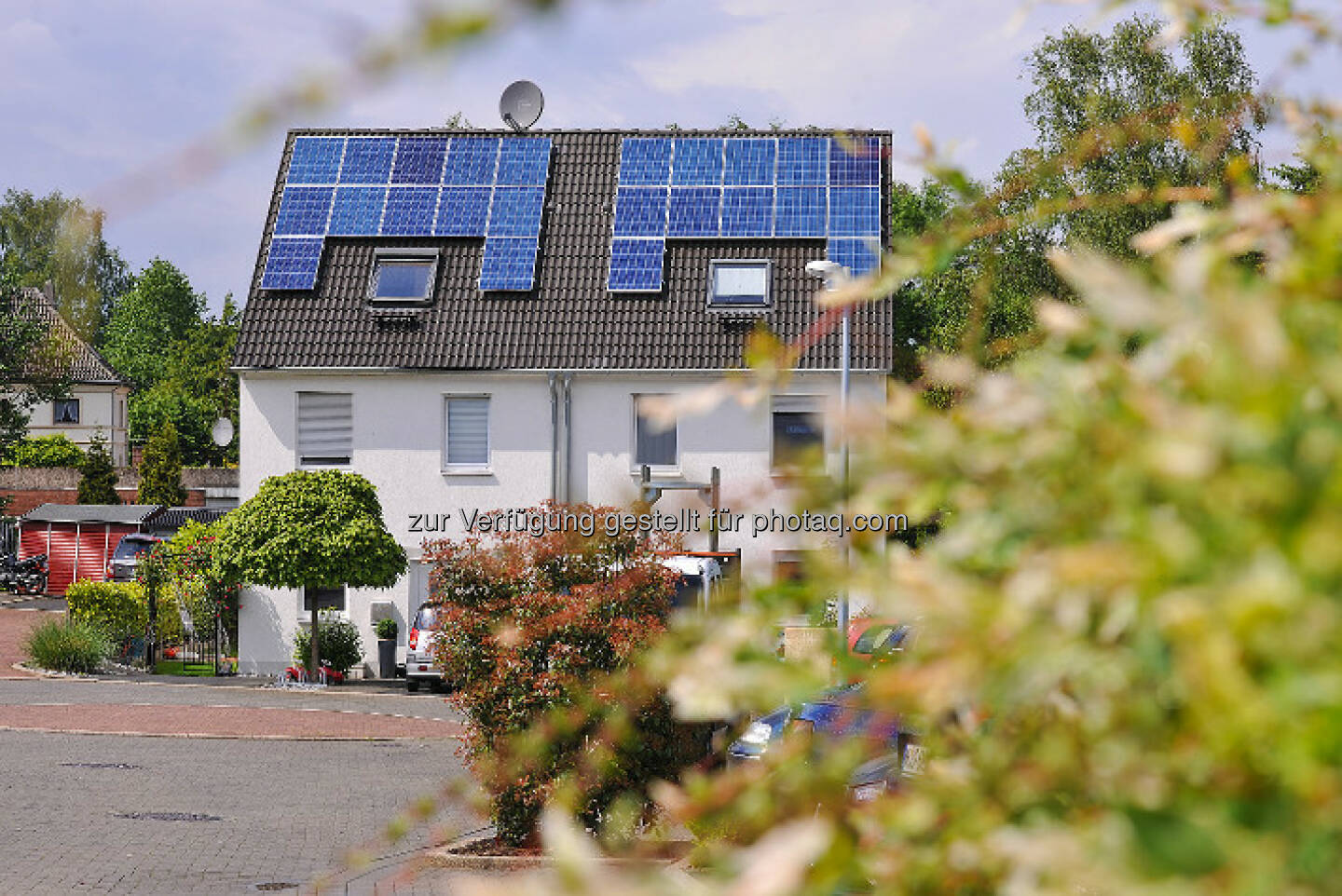 Strom vom eigenen Dach : Die Zukunftsformel: Photovoltaik + Speicher + RWE SmartHome = intelligentes Energiemanagement : Über RWE-Ladebox kommt die Sonne auf die Straße : © RWE Effizienz