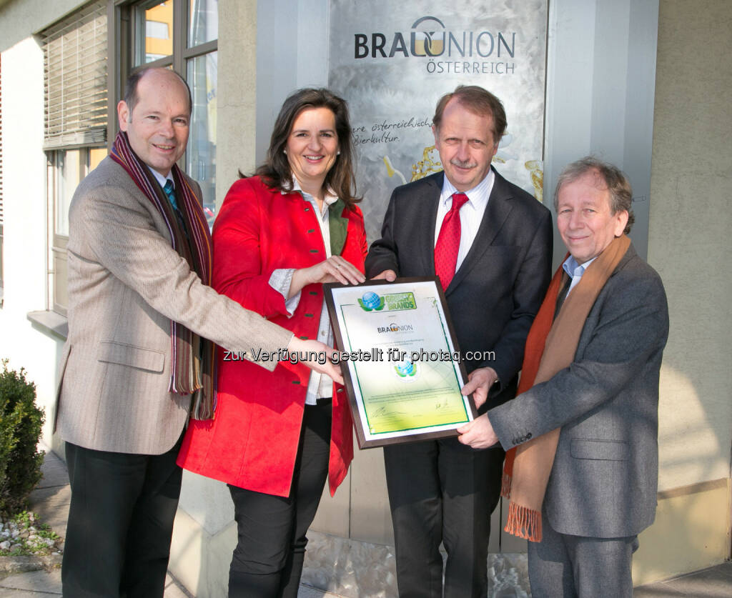 Norbert Lux (Chief Operating Officer der Green Brands Organisation), Gabriela Maria Straka (Leiterin Kommunikation/PR & CSR Brau Union Österreich), Markus Liebl (Generaldirektor Brau Union Österreich), Friedrich Hinterberger (GF Nachhaltigkeitsinstitut SERI und Vorsitzender der Jury) : Brau Union Österreich mit dem Green Brands Austria-Siegel ausgezeichnet : Fotocredit: Brau Union Österreich, © Aussendung (16.03.2016) 