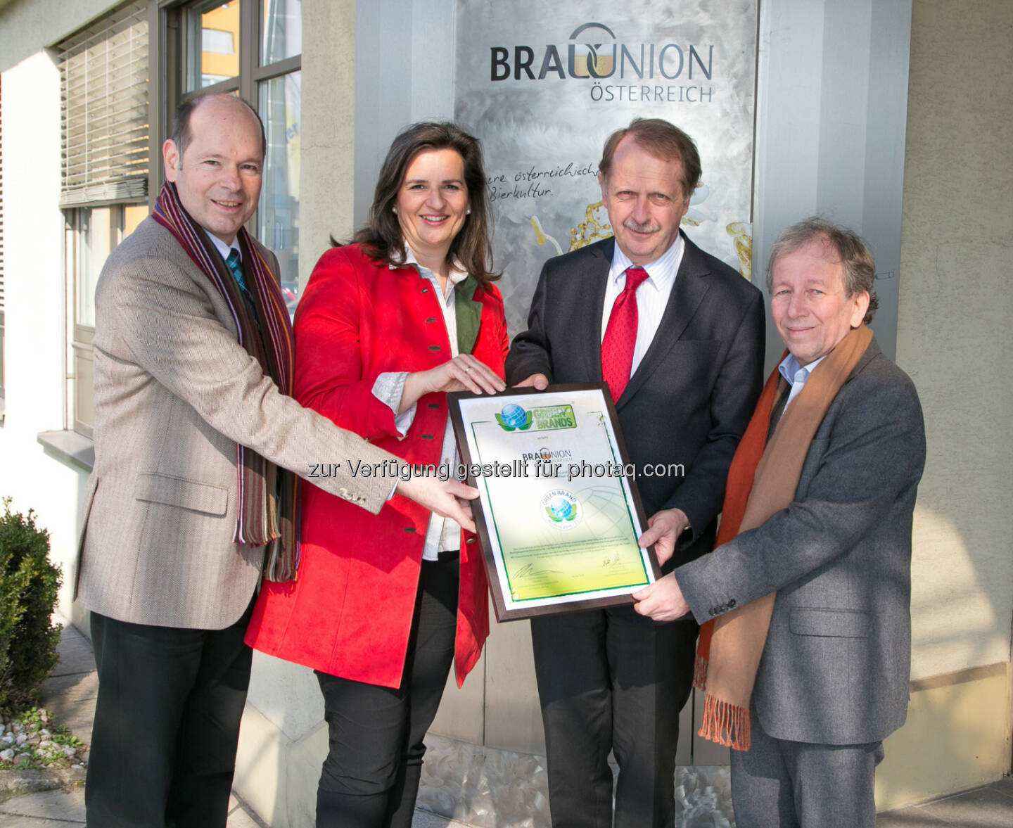 Norbert Lux (Chief Operating Officer der Green Brands Organisation), Gabriela Maria Straka (Leiterin Kommunikation/PR & CSR Brau Union Österreich), Markus Liebl (Generaldirektor Brau Union Österreich), Friedrich Hinterberger (GF Nachhaltigkeitsinstitut SERI und Vorsitzender der Jury) : Brau Union Österreich mit dem Green Brands Austria-Siegel ausgezeichnet : Fotocredit: Brau Union Österreich