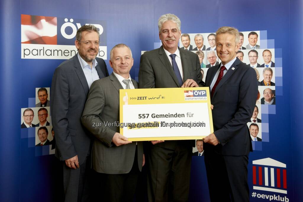 Werner Groiß (Abg.), Nikolaus Prinz (Abg.), Hans Jörg Schelling (Finanzminister), Reinhold Lopatka (Klubobmann) : Gerechtere Mittelverteilung beim neuen Finanzausgleich : 557 Gemeinderesolutionen an Finanzminister Schelling übergeben : Fotocredit: ÖVP-Klub/Sabine Klimpt, © Aussender (16.03.2016)