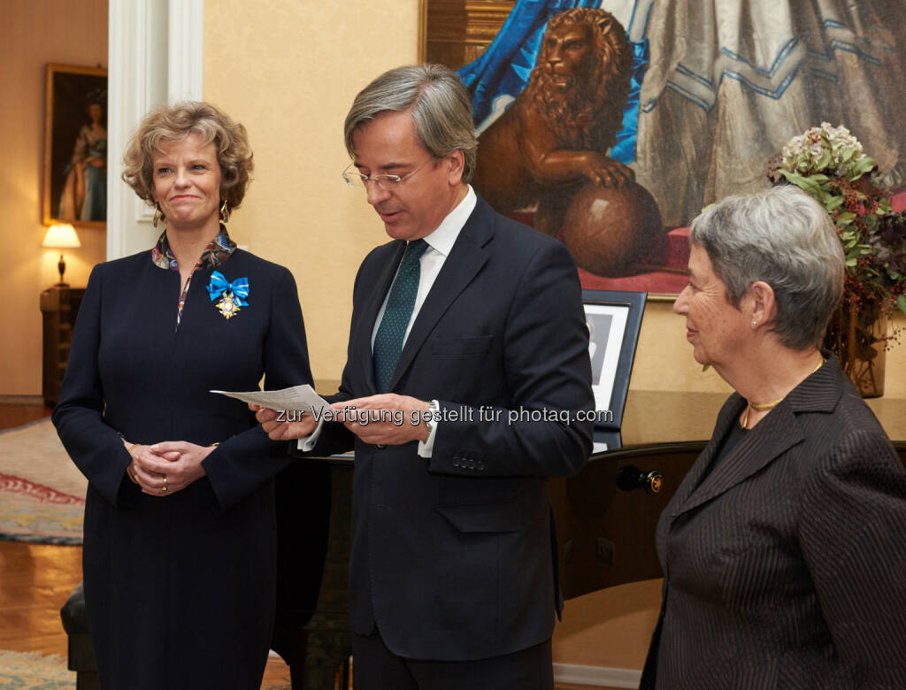 Sabine Haag (Generaldirektorin), Alberto Carnero Fernández (Botschafter), Margit Fischer : KHM-Generaldirektorin Sabine Haag erhielt das Kommandeurkreuz des Königlich Spanischen Zivilverdienstordens : Fotocredit: © KHM-Museumsverband/Rosoli, © Aussendung (16.03.2016) 