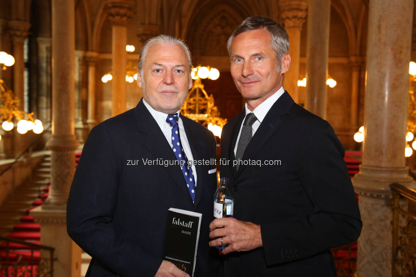 Wolfgang Rosam (Falstaff Herausgeber), Alfred Hudler (Vorstandsvorsitzender V&ouml;slauer) : &Uuml;berraschungen beim Falstaff Restaurantguide : Die 16.000 Mitglieder des Falstaff-Gourmetclubs haben gew&auml;hlt &ndash; ca. 240.000 Bewertungen f&uuml;r 1.645 Restaurants - mit &Uuml;berraschungen, Auf- und Abwertungen : Fotocredit: Falstaff Verlag/APA-Fotoservice/Schedl