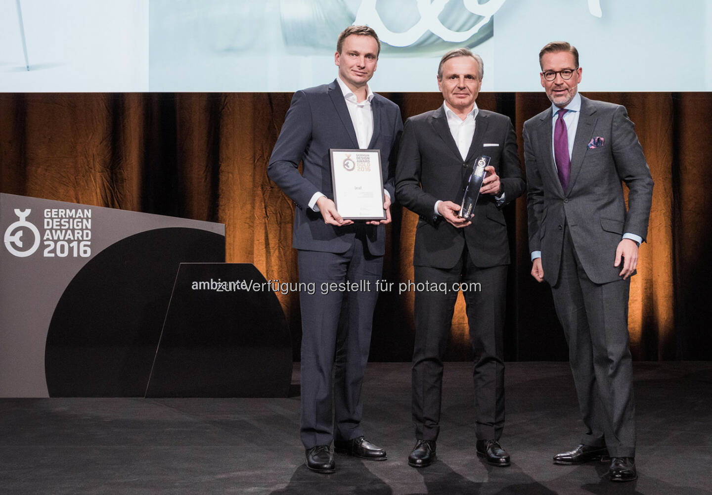 Erwin Weitgasser (Zeug Design), Ferdinand Maier (ruwido), Andrej Kupetz (Rat für Formgebung) : German Design Awards 2016: Gold für ruwido : ruwido, einer der führenden Anbieter für Fernbedienungen und Interaktionstechnologien, erhielt für seine Produktarchitektur „leaf“ die höchste Auszeichnung in der Kategorie Computer and Entertainment : Fotocredit: Rat für Formgebung/Debus