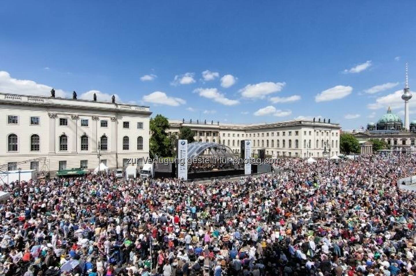 Staatsoper für alle auf dem Bebelplatz in Berlin : 2016 findet „Staatsoper für alle“, einer der Höhepunkte im Berliner Kultursommer, dank BMW Berlin bereits zum 10. Mal statt : Am Samstag, den 9. Juli 2016 um 18 Uhr, spielt die Staatskapelle Berlin unter der Leitung von Daniel Barenboim ein Live-Konzert auf dem Bebelplatz und bei freiem Eintritt : © BMW Group