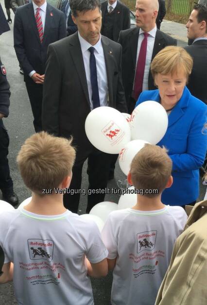 Angela Merkel : Cebit-Rundgang: Kanzlerin Merkel kriegt Luftballons geschenkt mit dem Logo der Flüchtlingsapp iRefugee.de und der Gesundheitsapp tomatomedical : Fotocredit: obs/tomatomedical international UG (haftungsbeschränkt)/Lemberger (17.03.2016) 