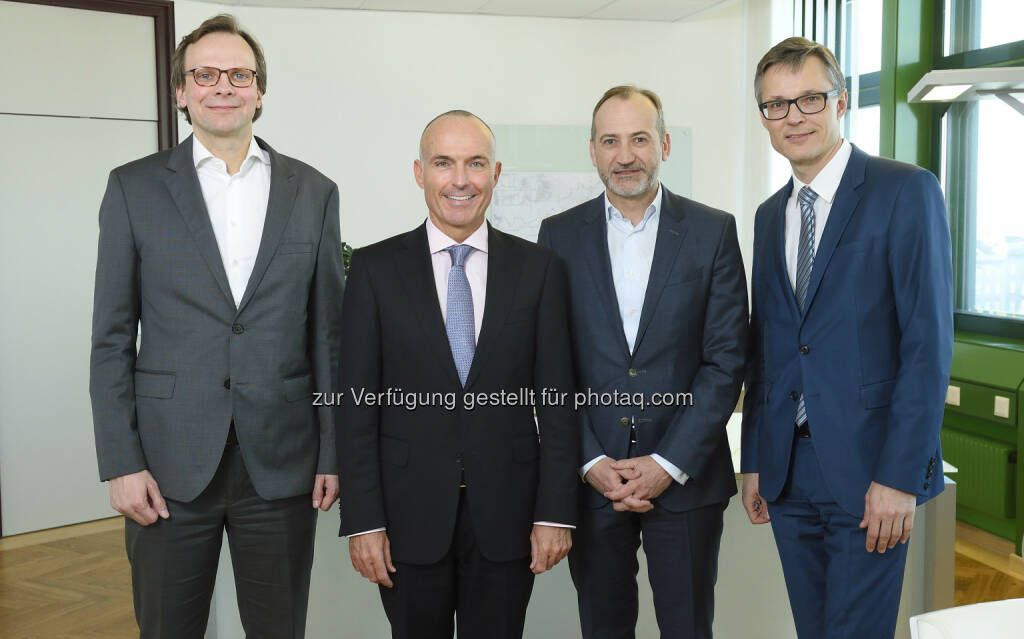 Andreas Bierwirth (T-Mobile), Gerald Klug (Bundesminister), Alejandro Plater (Telekom Austria), Jan Trionow (Hutchinson Drei) : Klug trifft Vorstände der österreichischen Telekom-Unternehmen : Gespräche mit CEOs von A1, T-Mobile und Drei zur raschen Umsetzung des flächendeckenden Breitbandausbaus : Fotocredit: BMVIT / Johannes Zinner, © Aussendung (17.03.2016) 