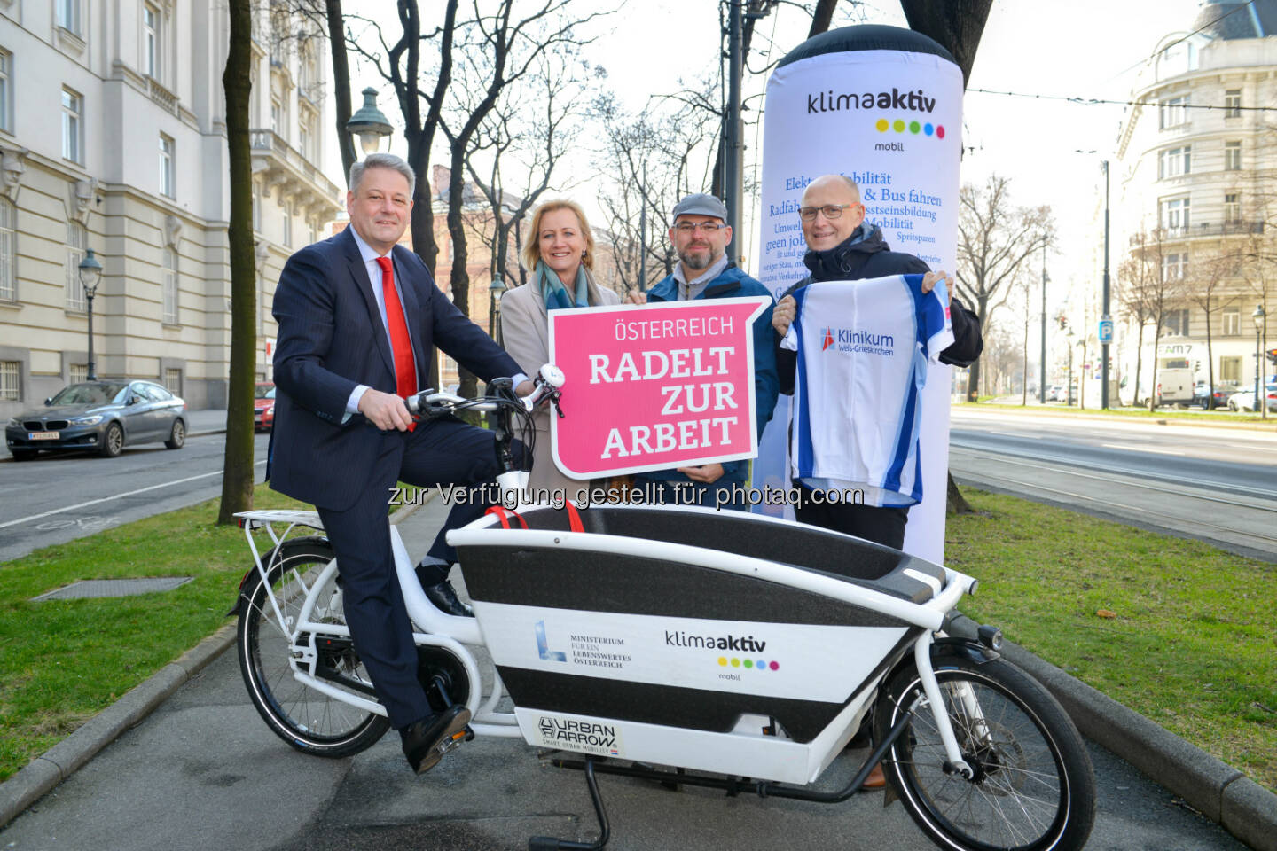 Andrä Rupprechter (Bundesminister), Alec Hager (GF Radlobby Österreich), Franz Scherzer (Organisator Gesundheitsvorsorge Mitarbeiter), Hermine Burgstaller (Dipl. Krankenschwester) : Bundesminister Rupprechter: Österreich radelt zur Arbeit – für Klima und Gesundheit : Im sechsten Jahr über 30.000 TeilnehmerInnen am Start : Fotocredit: bmlfuw/Fuchs